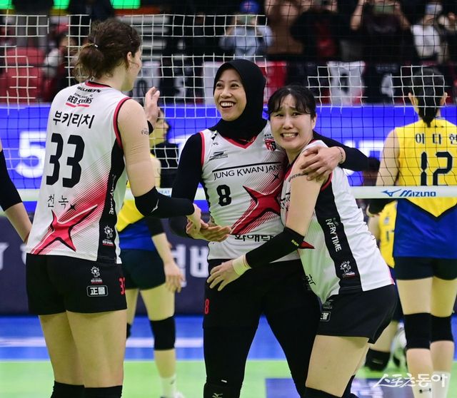 정관장 메가(가운데)가 22일 수원체육관에서 열린 현대건설과 원정경기를 승리로 장식한 뒤 동료들과 기쁨을 나누고 있다. 수원｜주현희 기자 teth1147@donga.com