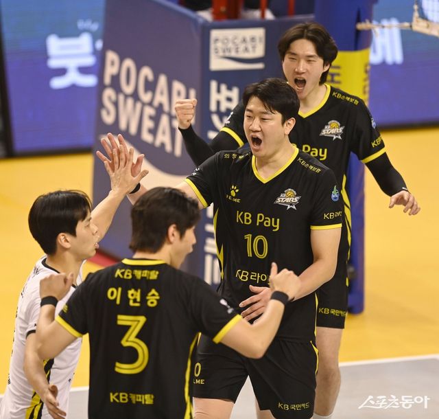 KB손해보험 나경복(10번)이 23일 의정부 경민대 가념관에서 열린 삼성화재와 홈경기에서&nbsp;서브 에이스를 터트린 뒤 동료들과&nbsp;함께 기뻐하고 있다. 의정부 | 김종원 기자 won@donga.com