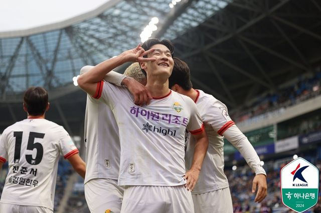 강원 이상헌(앞)은 ‘하나은행 K리그1 2024’에서 37경기 13골·6어시스트를 기록하며 베스트11 공격수 부문에 이름을 올렸다. 생애 최고 시즌을 보낸 그는 어머니의 영전에 영광을 바치며 더욱 자랑스러운 아들이 되겠다고 다짐했다. 사진제공｜한국프로축구연맹