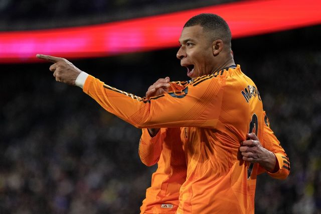 Real Madrid‘s Kylian Mbappe celebrates after scoring his side’s second goal during the Spanish La Liga soccer match between Valladolid and Real Madrid at the Jose Zorrilla stadium in Valladolid, Spain, Saturday, Jan. 25, 2025. (AP Photo/Manu Fernandez)