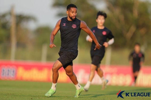 수원FC 안데르손은 지난 시즌 K리그 정상급 공격자원으로 우뚝 섰다. 그를 향한 러브콜이 빗발치는 가운데, 최근 전지훈련 도중 입국해 최순호 단장에게 면담을 요청하면서 새 시즌 동행 여부가 불투명해졌다. 사진제공｜한국프로축구연맹