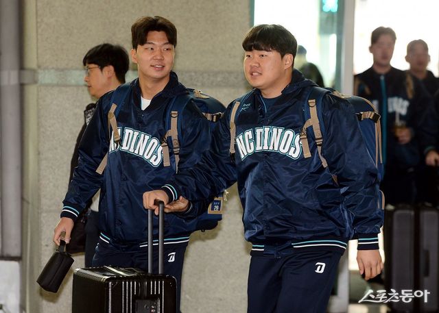 NC 다이노스가 30일 인천국제공항을 통해 2025시즌 스프링캠프가 열리는 미국으로 출국한다. NC 임상현과 한재승이 출국장으로 향햐고 있다. 인천국제공항 ｜ 김민성 기자 marineboy@donga.com