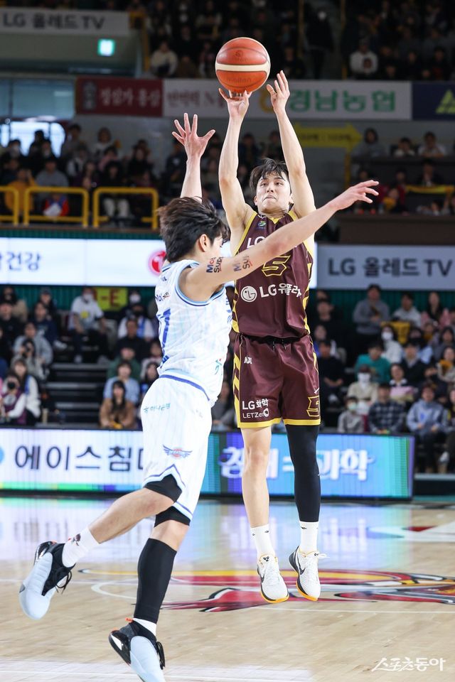 LG 양준석(뒤)이 30일 창원체육관에서 열린 가스공사와 홈경기 도중 외곽슛을 시도하고 있다. LG는 경기 종료 1분28초 전 터진 양준석의 결승골로 가스공사를 꺾고 6연승을 질주했다. 사진제공｜KBL