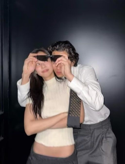 제니(왼쪽)가 신보를 통해 협업한 미국 팝스타 도미닉 파이크와 다정하게 포즈를 취하고 있다. 사진출처|제니 공식 SNS