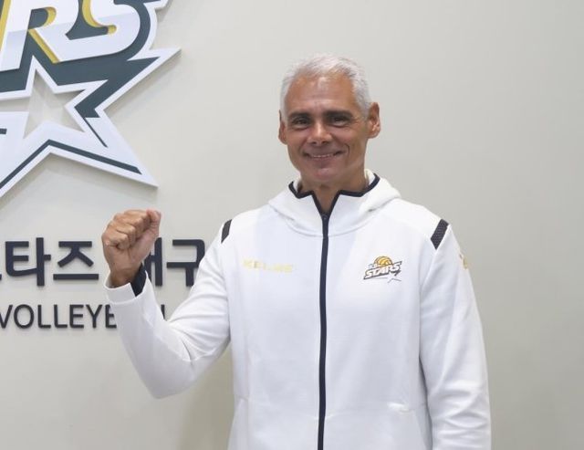 V리그 남자부 KB손해보험이 레오나르도 아폰소 신임 감독에게 지휘봉을 맡겼다. KB손해보험은 정식 사령탑 선임으로 더욱 힘찬 후반기 레이스를 예고했다. 사진제공｜KB손해보험 배구단