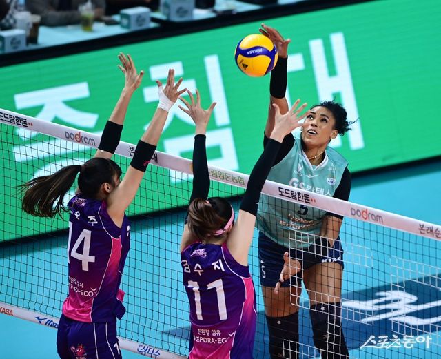 GS칼텍스 실바(오른쪽)가 7일 장충체육관에서 열린 흥국생명과 홈경기 도중 블로커들을 피해 스파이크 공격을 시도하고 있다. 실바는 51득점 맹활약으로 탐의 14연패 탈출을 이끌었다. 장충｜주현희 기자 teth1147@donga.com