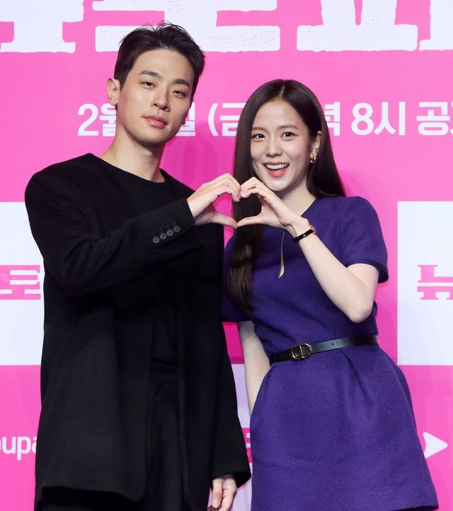 [서울=뉴시스] 김혜진 기자 = 배우 박정민(왼쪽), 그룹 블랙핑크 지수가 7일 오전 서울 영등포구 콘래드 서울에서 열린 쿠팡플레이 시리즈 ‘뉴토피아’ 제작발표회에서 포즈를 취하고 있다. ‘뉴토피아’는 군인 재윤과 곰신 영주가 좀비에 습격당한 서울 도심을 가로질러 서로에게 달려가는 이야기다. 오는 2월 7일 공개. 2025.01.07. jini@newsis.com