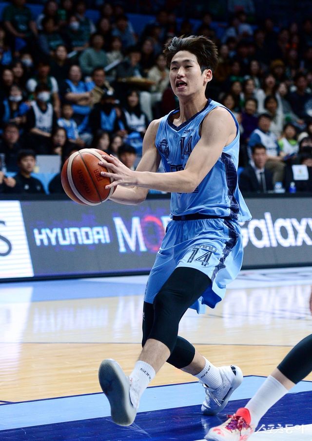 고양 소노 이근준이 2024~2025시즌 신인상 레이스에서 선두를 달리고 있다. 하지만 데뷔를 앞둔 아시아쿼터 선수를 포함해 여러 변수가 있어 이제부터가 진짜 레이스다. 스포츠동아DB