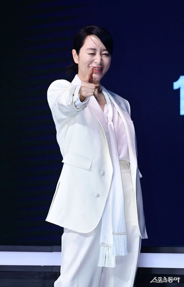 배우 김혜수가 8일 서울 영등포구 여의도동 콘래드서울에서 열린 디즈니플러스 ‘트리거’ 제작발표회에서 포즈를 취하고 있다. 주현희 기자 teth1147@donga.com