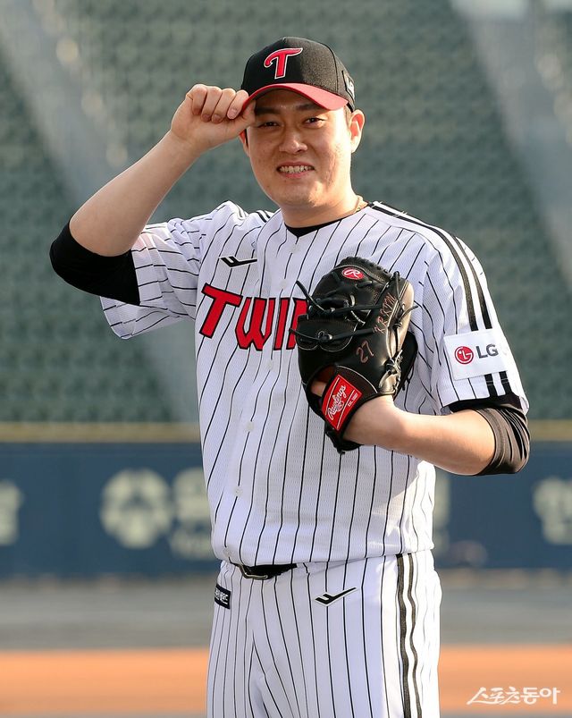 LG 김강률이 8일 잠실구장에서 열린 ‘2025년 LG 트윈스 신년 인사회’를 마친 뒤 새 유니폼을 입고 웃고 있다. 잠실｜김민성 기자 marineboy@donga.com