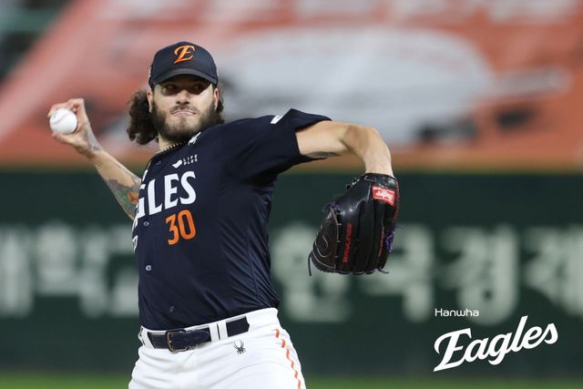 한화 폰세는 1일 인천 SSG와 원정경기서 선발등판해 6이닝 2실점을 기록했다. 그는 올해 승리, ERA, 탈삼진, 승률 1위에 오르며 4관왕을 예약했다. 내친김에 리그 MVP 수상도 노려볼 만하다. 사진제공｜한화 이글스