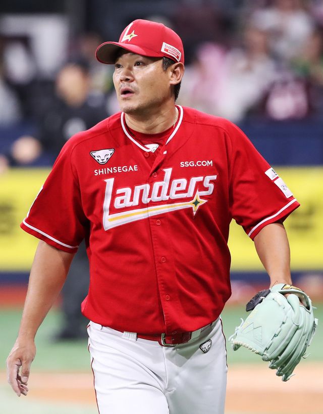 SSG 노경은이 30일 고척 스카이돔에서 열린 키움전 6회말에 등판해 이닝을 마무리한 뒤 마운드를 내려가고 있다. 아내의 치료와 검사로 병원에서 곁을 지키던 노경은은 이날 3회 도중 야구장에 출근을 했다. 사진제공｜SSG 랜더스