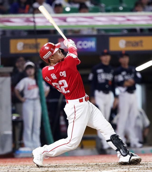 SSG 이율예는 1일 인천 한화와 홈경기서 7회말 대타로 교체출전해 2타수 1안타 2타점 1득점을 기록했다. 그는 9회말 경기를 마무리하는 끝내기 홈런을 터트렸다. 이날 패배로 한화는 정규시즌 2위를 확정했고, 선두 LG는 우승의 기쁨을 맛봤다. 사진제공｜SSG 랜더스