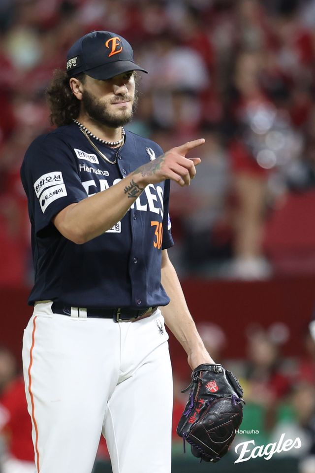 한화 폰세는 1일 인천 SSG와 원정경기서 선발등판해 6이닝 2실점을 기록했다. 그는 올해 승리, ERA, 탈삼진, 승률 1위에 오르며 4관왕을 예약했다. 내친김에 리그 MVP 수상도 노려볼 만하다. 사진제공｜한화 이글스