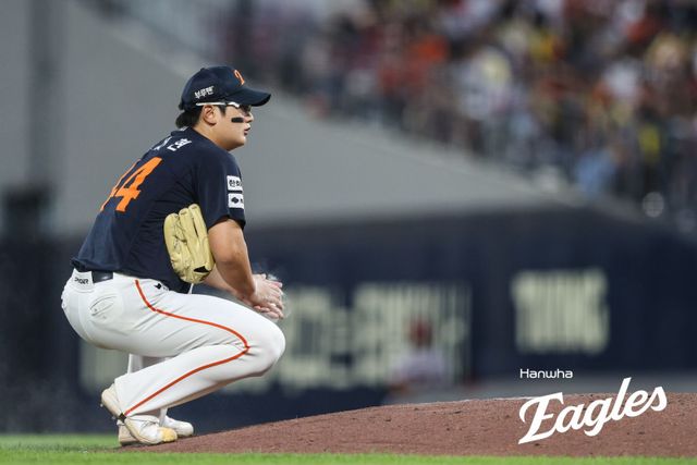 한화 김서현은 1일 인천 SSG와 원정경기에서 9회말 구원등판해 0.2이닝 4실점으로 블론세이브를 기록해 패전투수가 됐다. 팀도 선두 경쟁에서 밀리며 리그 2위를 확정하며 쓰라린 경험을 맛봤다. 사진제공｜한화 이글스