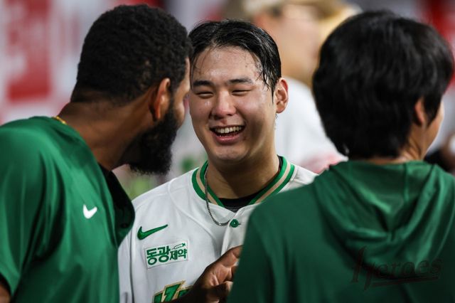 키움 정현우(가운데)는 데뷔 첫해 선발투수로 기회를 받았지만, 만족할 수 없는 한 해를 보냈다. 그는 느낀 점을 토대로 다음 시즌 반등을 다짐했다. 사진제공｜키움 히어로즈