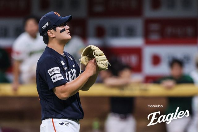 한화 김서현은 1일 인천 SSG와 원정경기에서 9회말 구원등판해 0.2이닝 4실점으로 블론세이브를 기록해 패전투수가 됐다. 팀도 선두 경쟁에서 밀리며 리그 2위를 확정하며 쓰라린 경험을 맛봤다. 사진제공｜한화 이글스