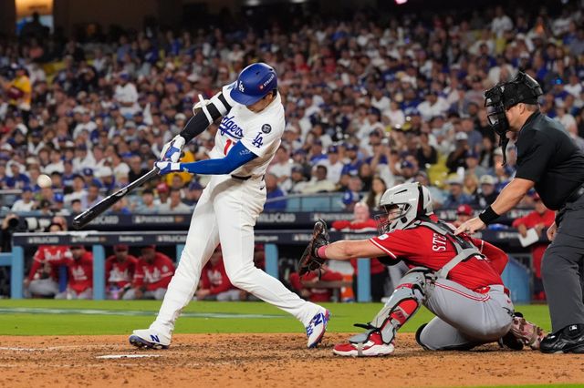 다저스 오타니 쇼헤이(왼쪽)는 1일(한국시간) 다저스타디움에서 열린 ‘2025 MLB’ PS 내셔널리그(NL) 와일드카드(WC) 1차전 신시내티전에서 1번 지명타자로 선발출전해 멀티 홈런으로 3타점을 기록하며 10-5 승리를 이끌었다. LA(미 캘리포니아주)｜AP뉴시스