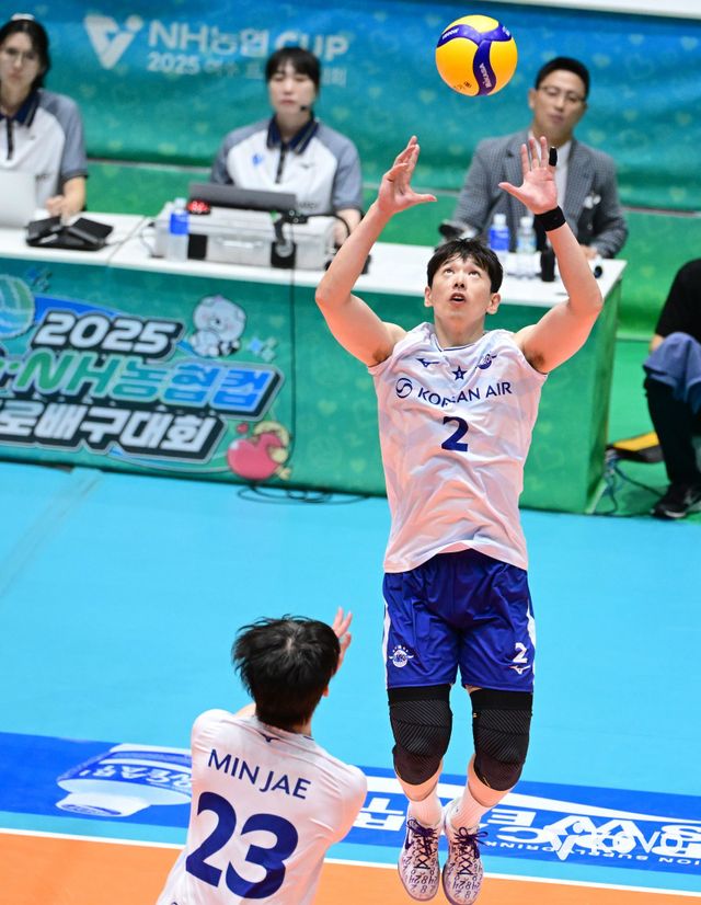 대한항공 한선수(뒤)는 프로 19년차 원클럽맨이다. 대한항공이 만년 3위였던 시절부터 통합 4연패를 달성하던 시절을 모두 경험했다. 집 같은 팀에서 가족과 같은 동료들과 새 시즌 통합우승을 재현하겠다는 의지다. 사진제공│KOVO