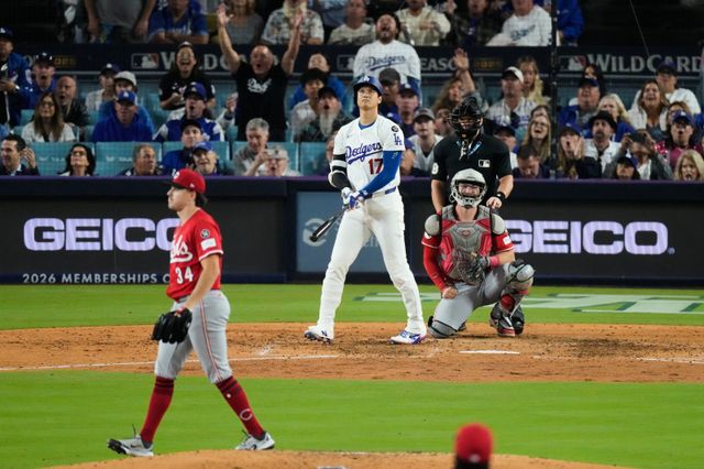 다저스 오타니 쇼헤이(17번)는 1일(한국시간) 다저스타디움에서 열린 ‘2025 MLB’ PS 내셔널리그(NL) 와일드카드(WC) 1차전 신시내티전에서 1번 지명타자로 선발출전해 멀티 홈런으로 3타점을 기록하며 10-5 승리를 이끌었다. LA(미 캘리포니아주)｜AP뉴시스