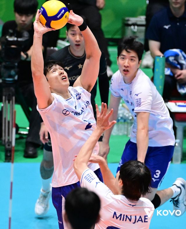 대한항공 한선수(왼쪽)는 프로 19년차 원클럽맨이다. 대한항공이 만년 3위였던 시절부터 통합 4연패를 달성하던 시절을 모두 경험했다. 집&nbsp;같은 팀에서 가족과 같은 동료들과 새 시즌 통합우승을 재현하겠다는 의지다. 사진제공│KOVO