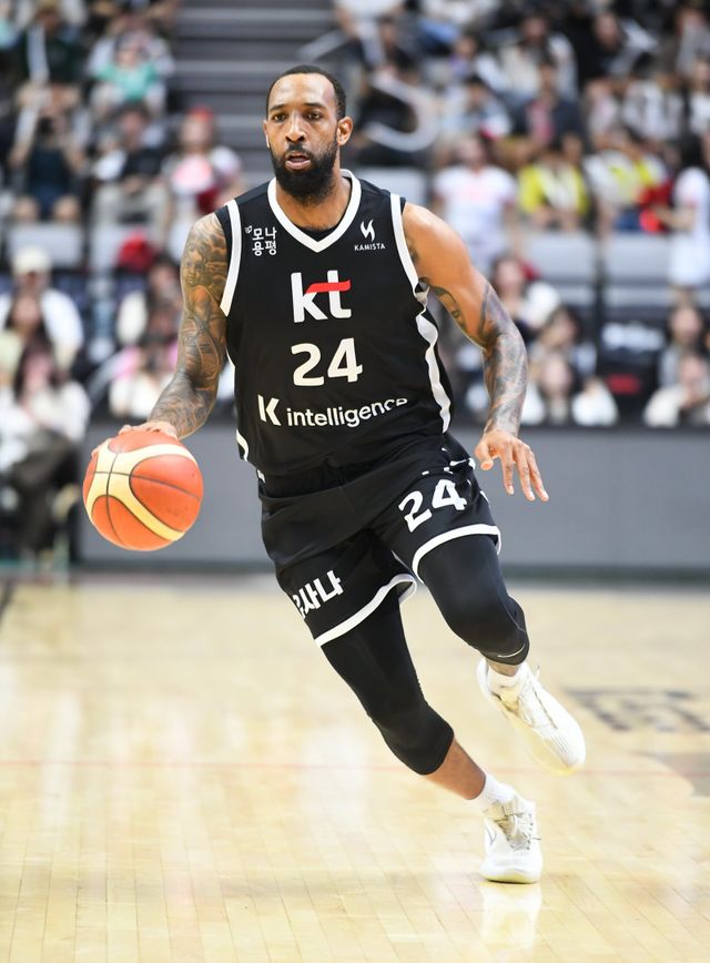DB 헨리 엘런슨, KT 데릭 윌리엄스, 가스공사 라건아는 ‘2025~2026 LG전자 프로농구’에서 활약이 기대되는 외국인선수다. 엘런슨, 윌리엄스는 NBA 출신이고, 라건아는 KBL에서 611경기에 출전한 베테랑이다. 9월 27일 정관장과 시범경기에서 드리블을 하고 있는 윌리엄스. 사진제공｜KBL