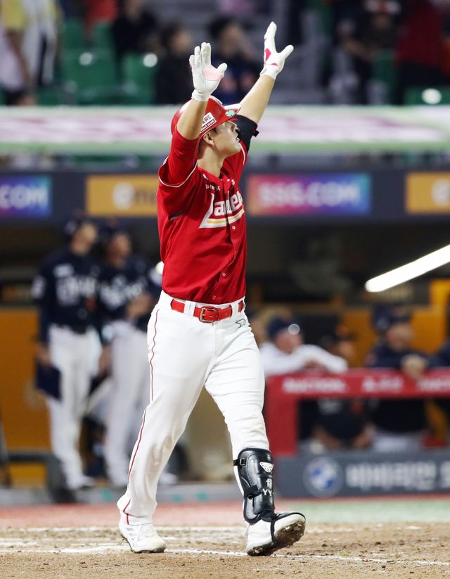 SSG 이율예는 1일 인천 한화와 홈경기서 7회말 대타로 교체출전해 2타수 1안타 2타점 1득점을 기록했다. 그는 9회말 경기를 마무리하는 끝내기 홈런을 터트렸다. 이날 패배로 한화는 정규시즌 2위를 확정했고, 선두 LG는 우승의 기쁨을 맛봤다. 사진제공｜SSG 랜더스