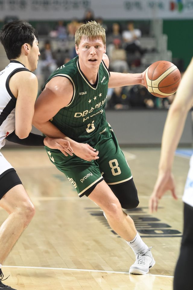 DB 헨리 엘런슨, KT 데릭 윌리엄스, 가스공사 라건아는 ‘2025~2026 LG전자 프로농구’에서 활약이 기대되는 외국인선수다. 엘런슨, 윌리엄스는 NBA 출신이고, 라건아는 KBL에서 611경기에 출전한 베테랑이다. 9월 20일 KT와 시범경기에서 돌파를 시도하는 엘런슨. 사진제공｜KBL