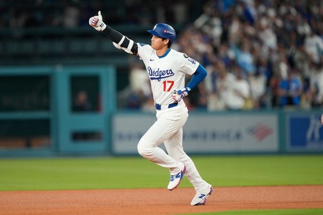 다저스 오타니 쇼헤이는 1일(한국시간) 다저스타디움에서 열린 ‘2025 MLB’ PS 내셔널리그(NL) 와일드카드(WC) 1차전 신시내티전에서 1번 지명타자로 선발출전해 멀티 홈런으로 3타점을 기록하며 10-5 승리를 이끌었다. LA(미 캘리포니아주)｜AP뉴시스