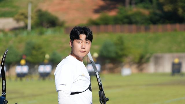 이우석은 1일 광주국제양궁장에서 열린 정몽구배&nbsp;첫 날 리커브 남자 개인전 32강에서 서민기를 세트스코어 6-2로 꺾고 16강에 올랐다. 그의 올해 목표는 단연 대회 2연패다. 사진제공│대한양궁협회