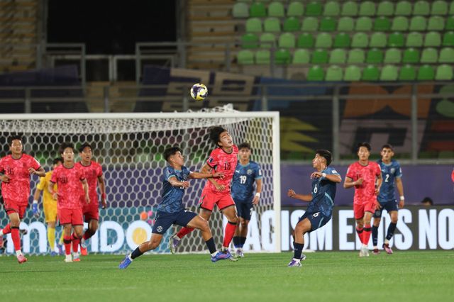 U-20 대표팀 윙어 최병욱(가운데)이 1일(한국시간) 칠레&nbsp;발파라이소 에스타디오 엘리아스 피게로아 브란데르에서 열린 파라과이와&nbsp;월드컵&nbsp;조별리그 B조 2차전 도중 파라과이 수비진의 압박을 받고 있다. 사진제공｜대한축구협회