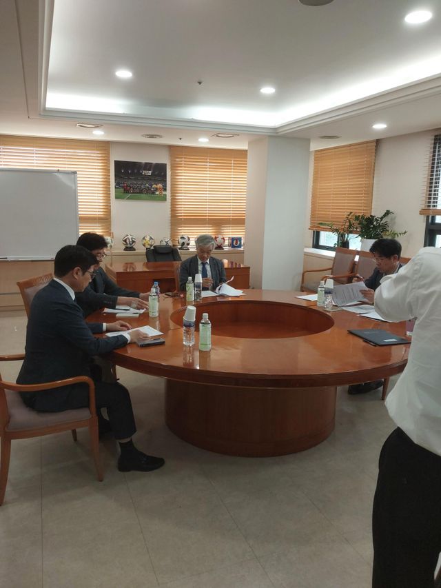 한국프로축구연맹은 1일 서울 신문로 축구회관에서 상벌위를 열어 지난달 28일 제주월드컵경기장에서 열린&nbsp;제주-수원FC의 ‘하나은행 K리그1 2025’ 31라운드 경기에서 발생한 사건들에 대해 심의했다. 제주 구단에겐 제재금 800만 원, 김동준에겐 2경기 출장 정지와 제재금 500만 원, 이창민에겐 제재금 500만 원 징계가 내려졌다. 권재민기자 jmart220@donga.com