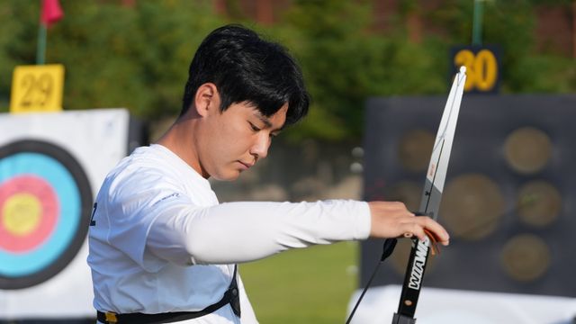 이우석은 1일 광주국제양궁장에서 열린 정몽구배&nbsp;첫 날 리커브 남자 개인전 32강에서 서민기를 세트스코어 6-2로 꺾고 16강에 올랐다. 그의 올해 목표는 단연 대회 2연패다. 사진제공│대한양궁협회