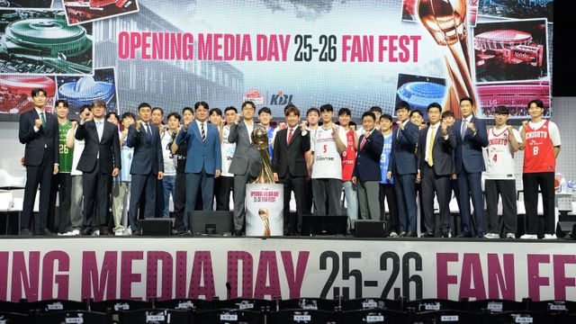 ‘2025~2026 LG전자 프로농구’가 3일 개막한다. 이번 시즌에는 챌린지 제도 및 비디오 판독 적용 범위 등 경기에 직접 영향을 끼칠 변화가 적지 않아 관심이 쏠린다. 9월 29일 미디어데이에 참가한 10개 구단 감독과 선수들. 사진제공ㅣKBL