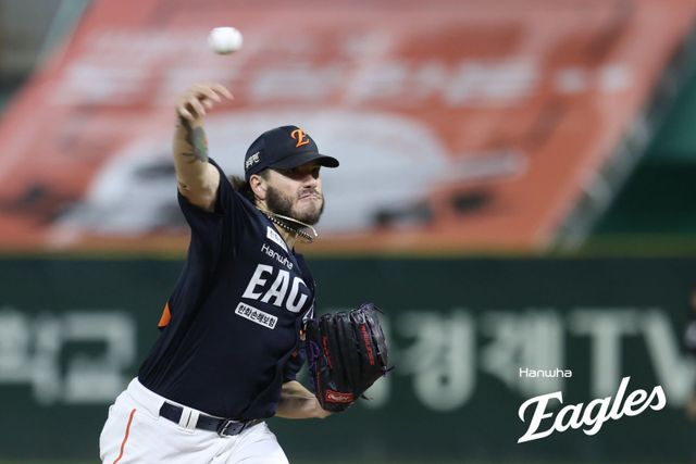 한화 폰세는 1일 인천 SSG와 원정경기서 선발등판해 6이닝 2실점을 기록했다. 그는 올해 승리, ERA, 탈삼진, 승률 1위에 오르며 4관왕을 예약했다. 내친김에 리그 MVP 수상도 노려볼 만하다. 사진제공｜한화 이글스