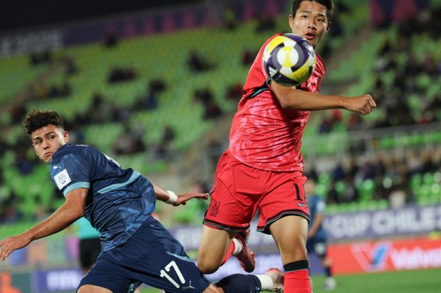 U-20 대표팀 공격수 김현오(오른쪽)가 1일(한국시간) 칠레&nbsp;발파라이소 에스타디오 엘리아스 피게로아 브란데르에서 열린 파라과이와&nbsp;월드컵&nbsp;조별리그 B조 2차전 도중 상대 수비수와 경합하고 있다. 사진제공｜대한축구협회