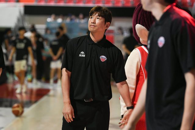 양동근 현대모비스 감독과 손창환 소노 감독은 2025~2026시즌 처음 지휘봉을 잡는 ‘유이’한 사령탑이다. 이들이 초보 사령탑이라는 평가를 뒤집을 수 있을지에 관심이 쏠린다. 사진제공ㅣKBL