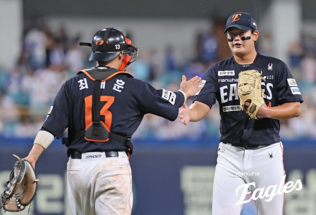 한화 김서현(오른쪽)은 1일 인천 SSG와 원정경기에서 9회말 구원등판해 0.2이닝 4실점으로 블론세이브를 기록해 패전투수가 됐다. 팀도 선두 경쟁에서 밀리며 리그 2위를 확정하며 쓰라린 경험을 맛봤다. 사진제공｜한화 이글스