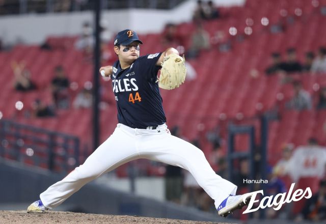 한화 김서현은 1일 인천 SSG와 원정경기에서 9회말 구원등판해 0.2이닝 4실점으로 블론세이브를 기록해 패전투수가 됐다. 팀도 선두 경쟁에서 밀리며 리그 2위를 확정하며 쓰라린 경험을 맛봤다. 사진제공｜한화 이글스