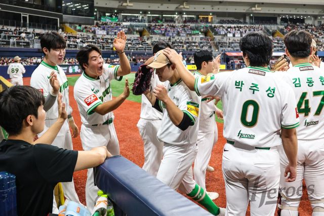 키움 정현우(가운데)는 데뷔 첫해 선발투수로 기회를 받았지만, 만족할 수 없는 한 해를 보냈다. 그는 느낀 점을 토대로 다음 시즌 반등을 다짐했다. 사진제공｜키움 히어로즈
