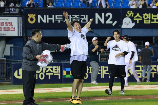 LG는 1일 잠실 NC와 홈경기에서 3-7로 패했다. 이날 패배로 자력 우승이 불가능할 뻔했으나 SSG가 9회말 극적인 끝내기 승리로 한화를 잡아주며 정규시즌 우승을 확정했다. 잠실｜뉴시스