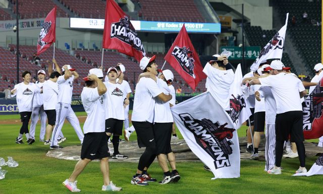 LG는 1일 잠실 NC와 홈경기에서 3-7로 패했다. 이날 패배로 자력 우승이 불가능할 뻔했으나 SSG가 9회말 극적인 끝내기 승리로 한화를 잡아주며 정규시즌 우승을 확정했다. 잠실｜뉴시스