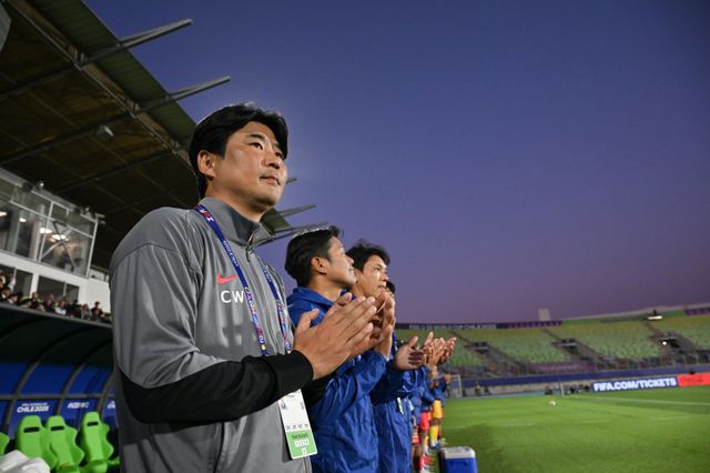 이창원 U-20 대표팀 감독이 1일(한국시간) 칠레 발파라이소 에스타디오 엘리아스 피게로아 브란데르에서 열린 파라과이와 월드컵 조별리그 B조 2차전 직전 그라운드를 지켜보고 있다. 사진제공｜대한축구협회