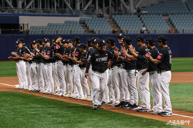 KT가 1일 고척스카이돔에서 열린 ‘2025 KBO 퓨처스리그 챔피언 결정전’ 결승전에서 상무를 10-4로 꺾고 초대 챔피언에 올랐다. 사진제공｜KBO