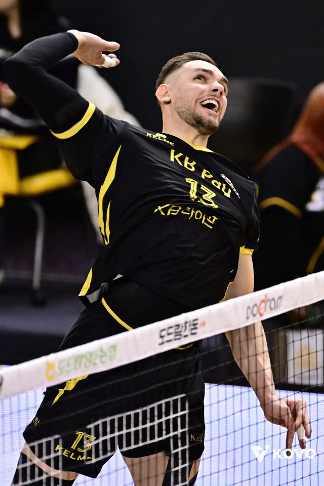KB손해보험 비예나가 3월 대한항공과 V리그 PO 3차전에서 스파이크를 하고 있다. 지난 시즌 압도적 득점력으로 팀의 정규시즌 2위를 견인한 그는 새로운 책임감으로 새 시즌을 맞는다. 사진제공｜KOVO