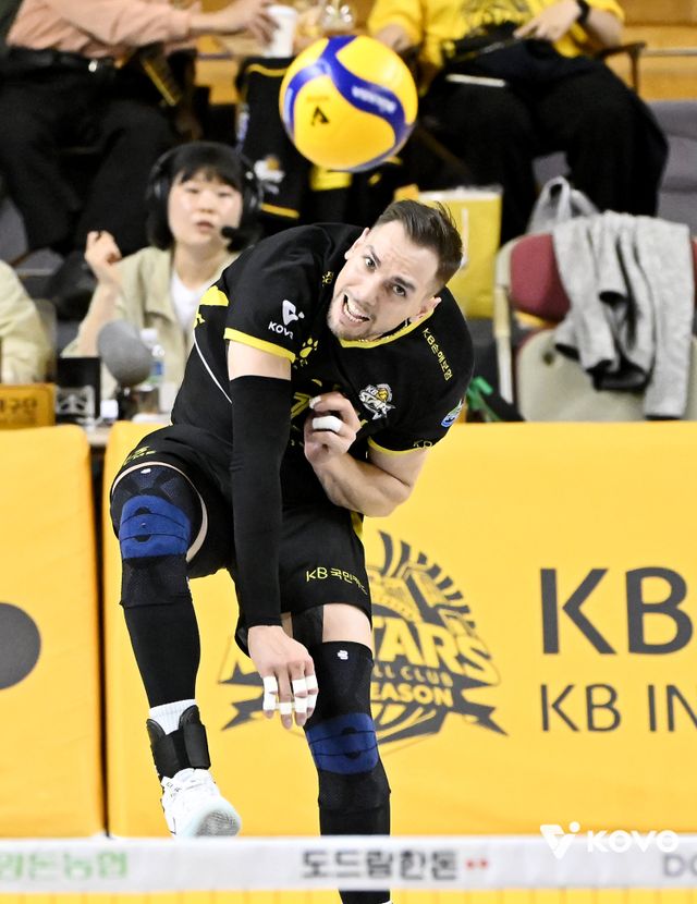 KB손해보험 비예나가 3월 대한항공과 V리그 PO 3차전에서 서브를 하고 있다. 지난 시즌 압도적 득점력으로 팀의 정규시즌 2위를 견인한 그는 새로운 책임감으로 새 시즌을 맞는다. 사진제공｜KOVO