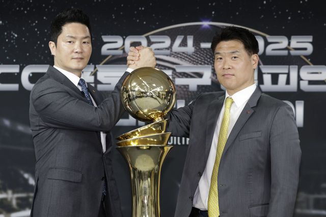 전희철 SK 감독(왼쪽)과 조상현 LG 감독이 남자농구대표팀의 임시 감독과 코치를 맡는다. 뉴시스