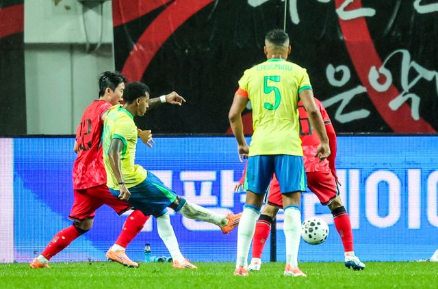 브라질 호드리구가 10일 서울월드컵경기장에서 열린 한국과의 평가전에서 브라질 호드리구가 전반 막판 추가골을 성공시키고 있다. 상암｜뉴시스