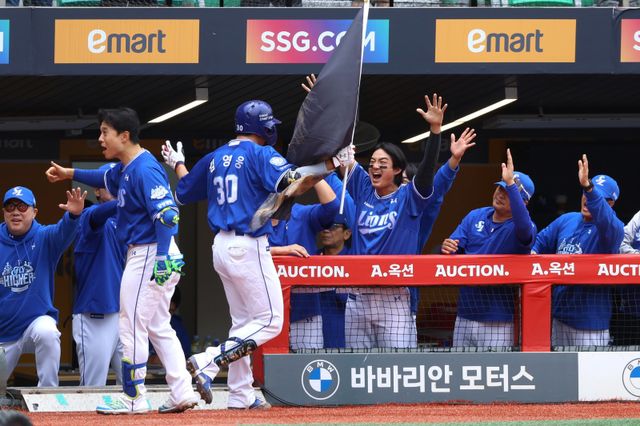 삼성 선수단이 9일 인천SSG랜더스필드에서 열린 SSG와 준플레이오프 1차전에서 3회초 김영웅(30번)의 2점홈런이 나오자 덕아웃에서 크게 환호하는 모습. 사진제공｜삼성 라이온즈