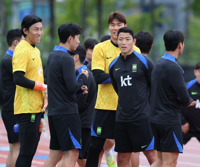 축구대표팀 공격수 황희찬(오른쪽 두 번째)이 12일 고양종합운동장 보조경기장에서 열린 대표팀 훈련에서 동료들과 이야기하고 있다. 고양｜뉴시스